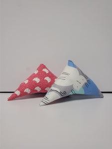 TRIANGLE PILLOW TOY